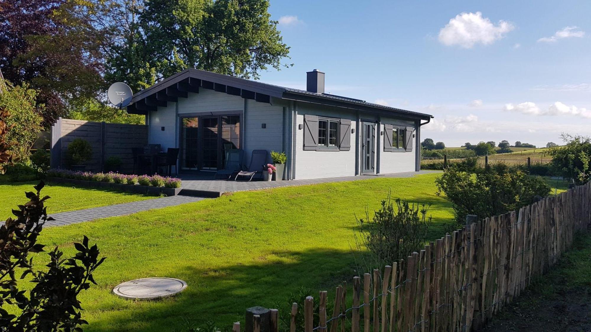 Idyllisches-Blockbohlenhaus-Mit-Eigenem-Garten-Und-Sauna-Zum-Wohlfuehlen Martensrade エクステリア 写真
