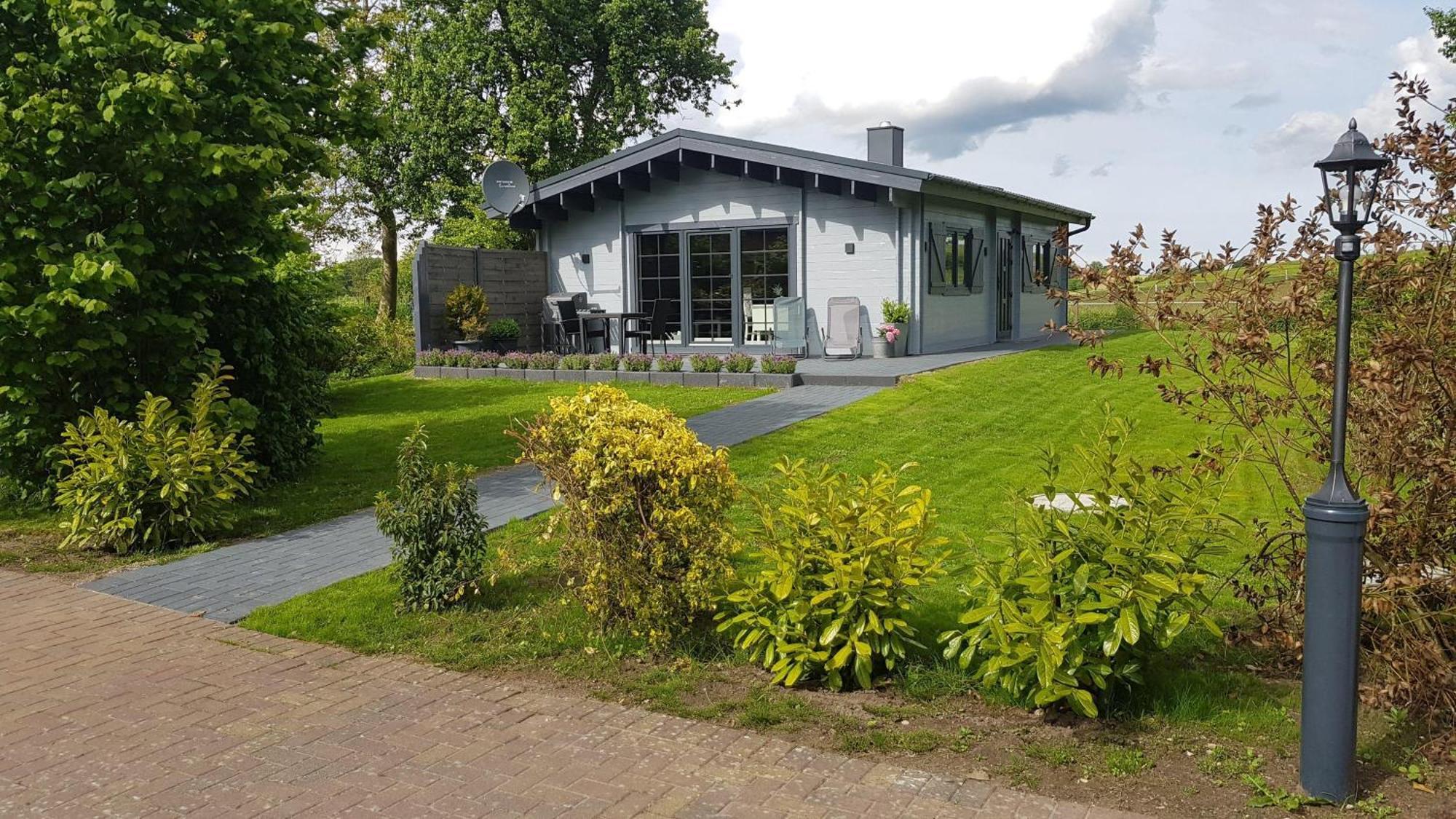 Idyllisches-Blockbohlenhaus-Mit-Eigenem-Garten-Und-Sauna-Zum-Wohlfuehlen Martensrade エクステリア 写真